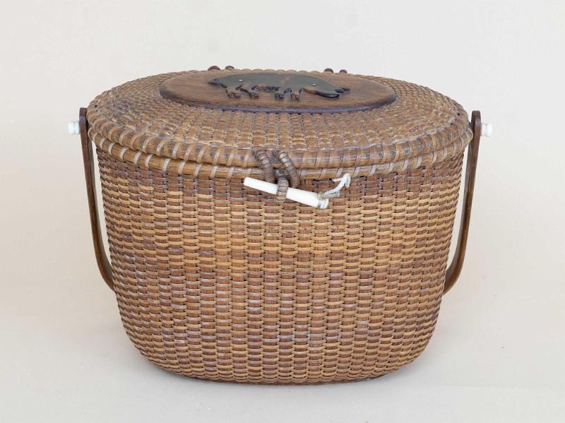 Nantucket Purse stamped by the maker Sherman Boyer branded on the reverse with makers name.
The basket has an oval shape with a conforming top with an applied tortoise carving of a pig.